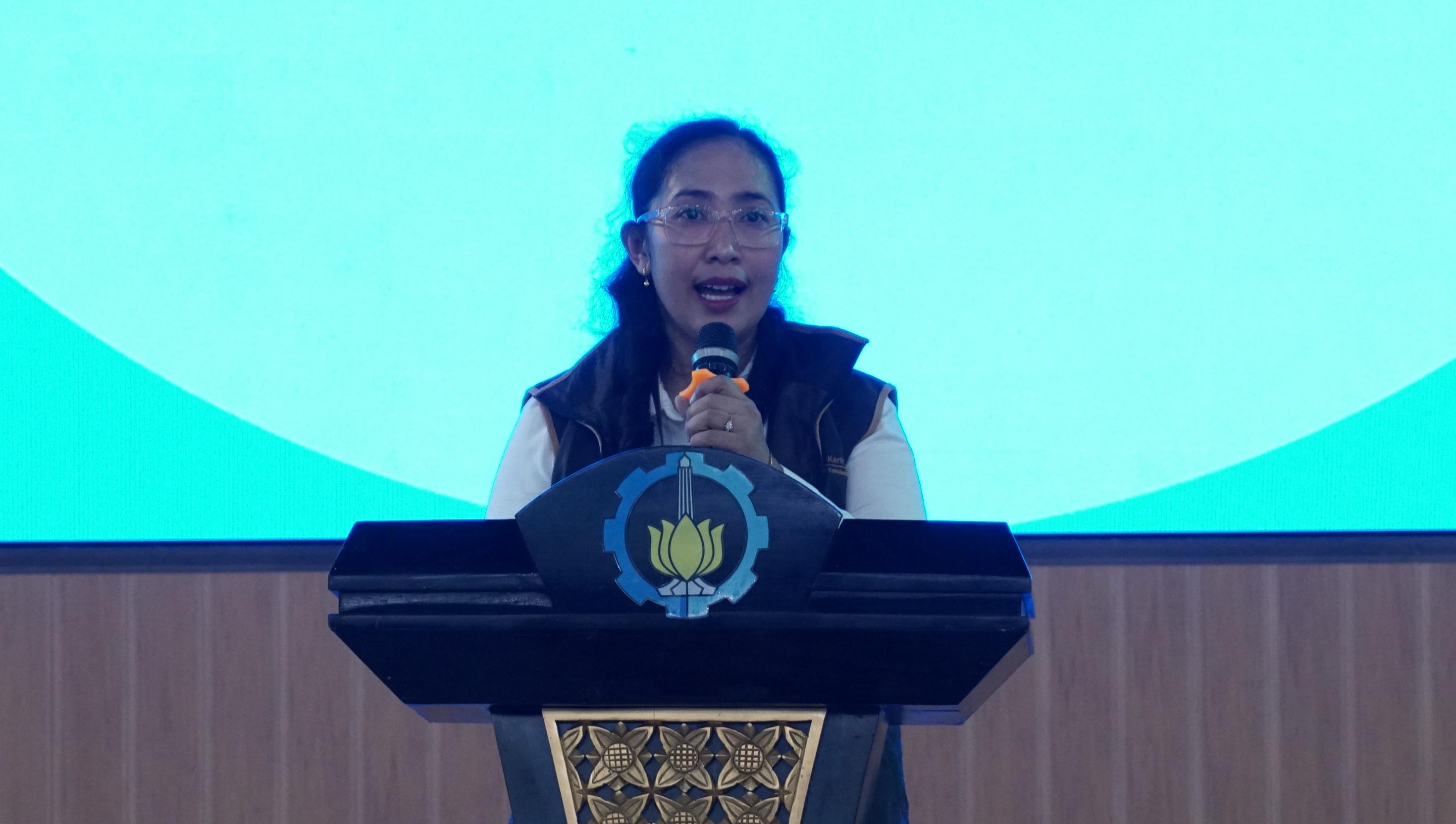 Ketua Panitia BKI ke-45 Dr Ir Hertiari Idajati ST MSc saat menyampaikan laporannya pada pembukaan BKI ke-45 di Grha Sepuluh Nopember ITS