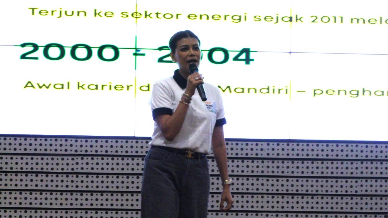 Ketua Umum AESI Mada Ayu Habsari saat menyampaikan materi kuliah tamu bertajuk Tantangan, Strategi, dan Kesuksesan dalam Dunia Energi di Auditorium Research Center ITS