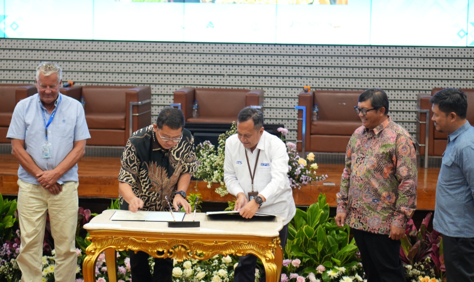 Komisaris SF Marina Indonesia Budi Prasetyo (dua dari kiri) saat menandatangani MoU bersama Wakil Rektor IV ITS Prof Ir Muhamad Hatta ST MSi PhD (tiga dari kanan)