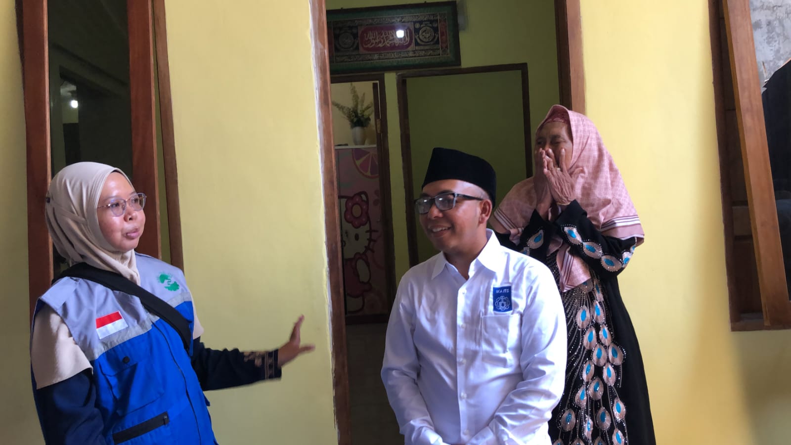 Koordinator Operasional YMI ITS drh Ika Putri Rahma Daniya (kiri) saat meninjau hasil bedah rumah di Gang III, Kelurahan Keputih, Surabaya