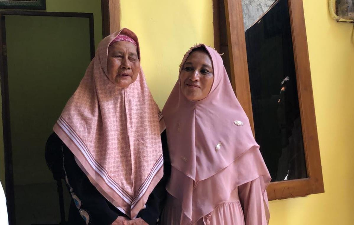 Marpatih (kiri) mengungkapkan kebahagiaan dan apresiasinya terhadap YMI dan IKA ITS yang telah membedah rumahnya menjadi layak huni