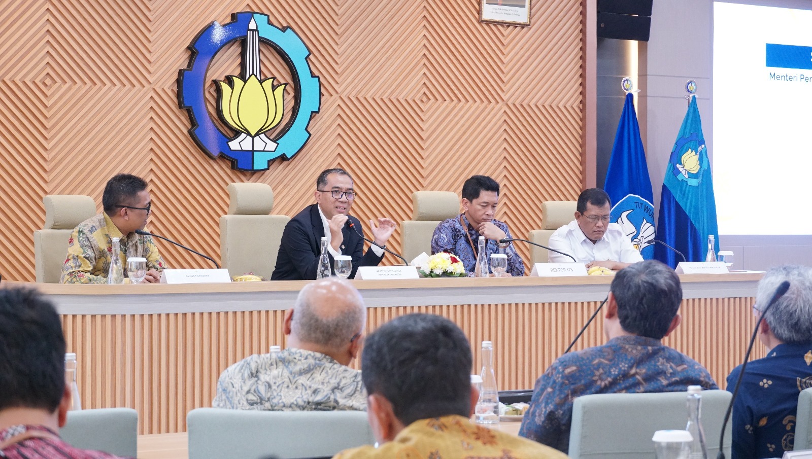 Mendiktisaintek RI Prof Brian Yuliarto PhD (berjas hitam) saat memberikan sambutan dalam Forwarek Bidang Kerja Sama PTN - ISI se-Indonesia 2025 di ITS