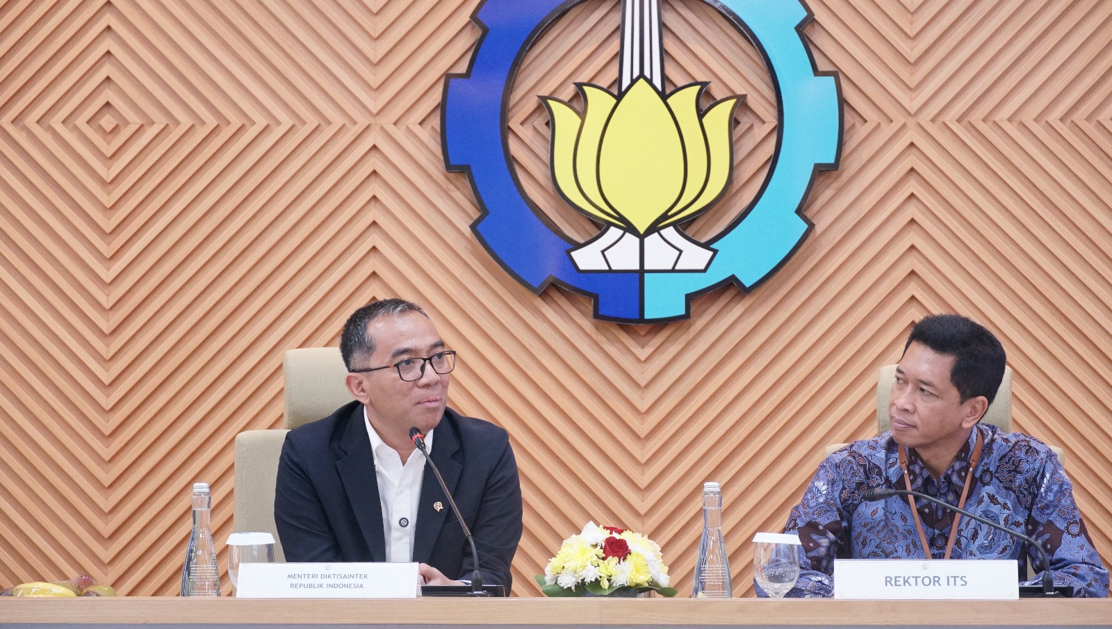 Mendiktisaintek RI Prof Brian Yuliarto PhD (kiri) dan Rektor ITS Prof Dr (HC) Ir Bambang Pramujati ST MSc Eng PhD dalam Forwarek Bidang Kerja Sama PTN - ISI se-Indonesia 2025