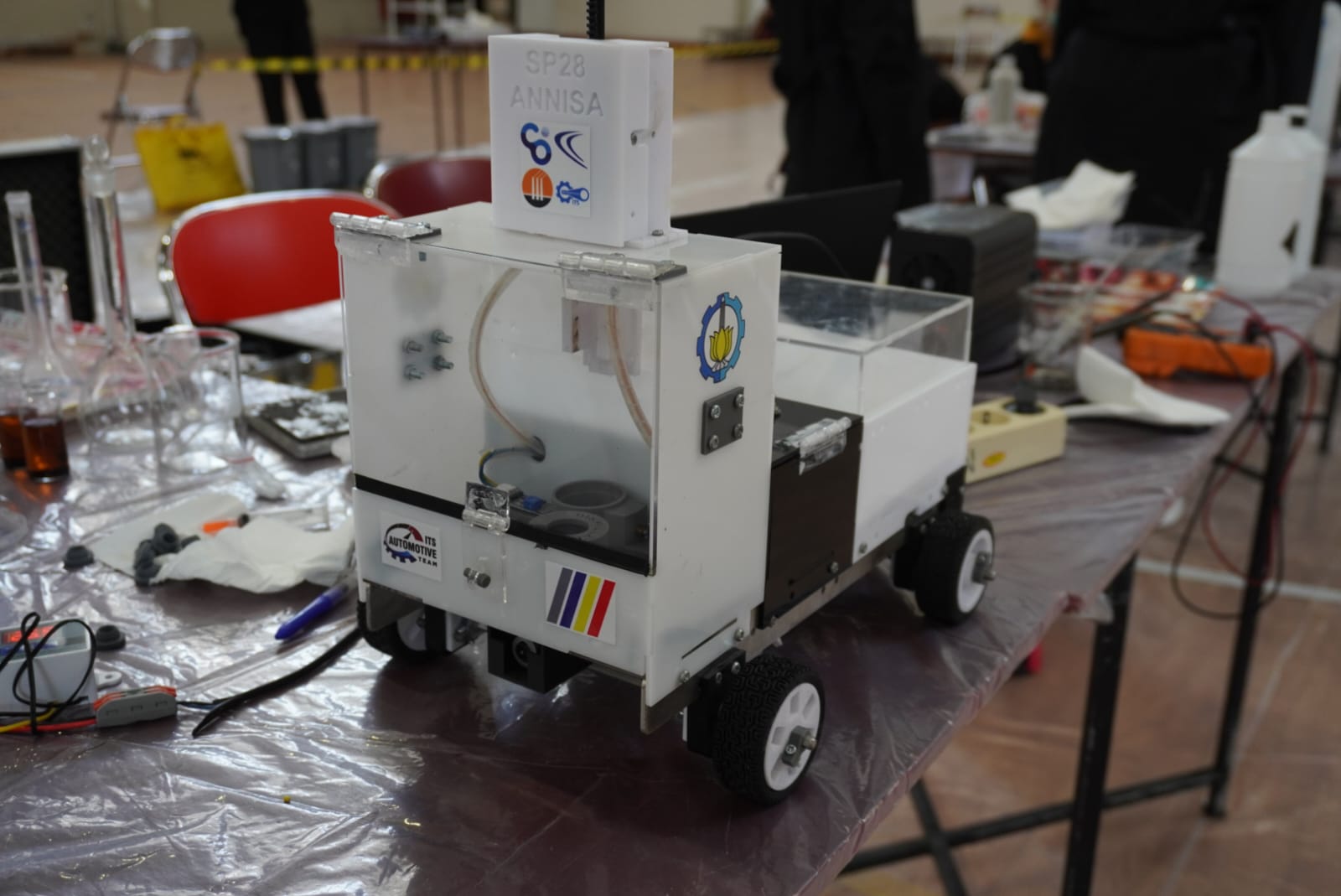 Mobil prototype SP28 besutan tim Spektronics ITS yang berhasil menjadi Juara 2 Race Competition dan Juara 1 Poster Competition di ajang POISE UGM x AISC 2025