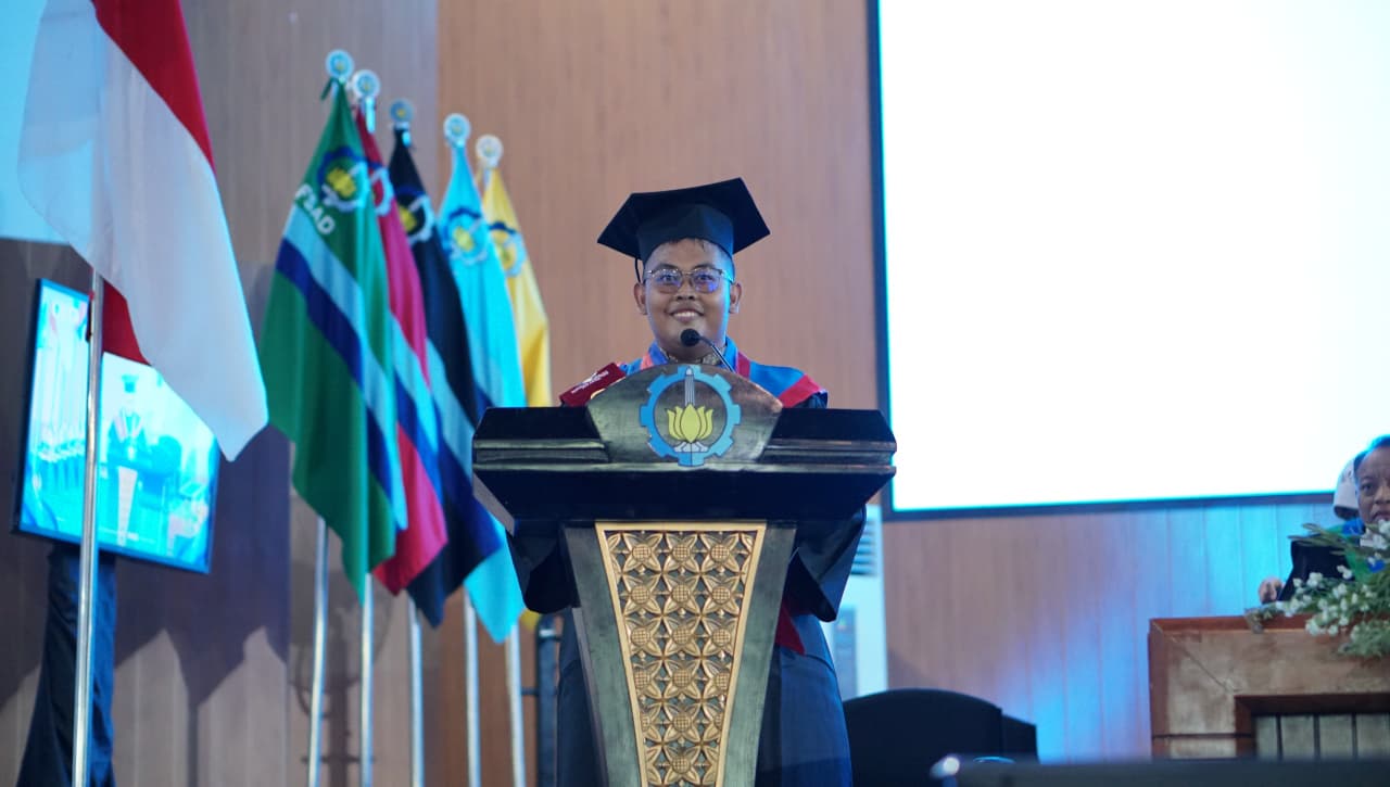 Mohamad Hilmi ketika menyampaikan kesan dan pesan selama kuliah pada prosesi Wisuda ke-132 ITS