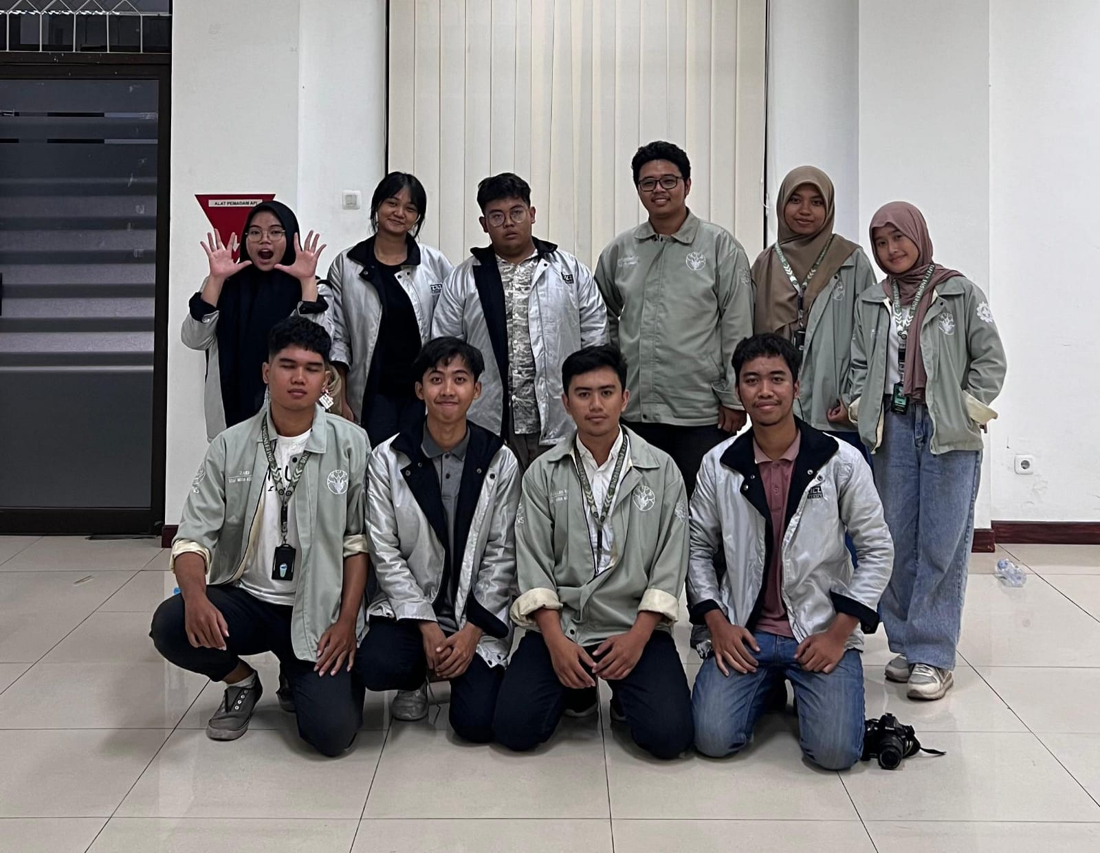 Mohamad Hilmi (tiga dari kiri belakang) ketika mengikuti kegiatan benchmarking HMMT ITS bersama Himpunan K3 Politeknik Perkapalan Negeri Surabaya (PPNS)