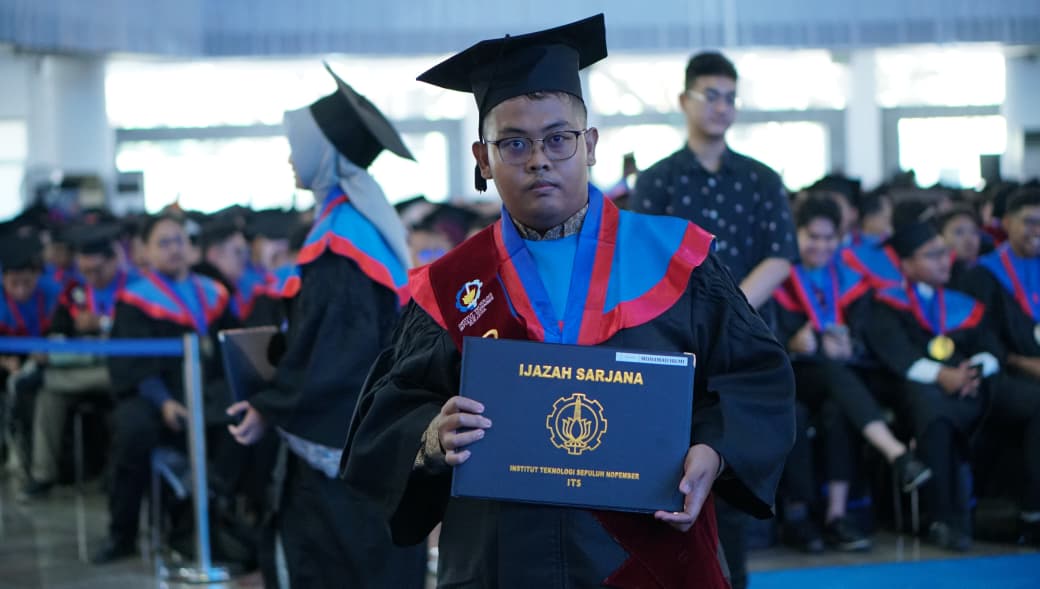 Mohamad Hilmi, wisudawan Bidikmisi terbaik dengan IPK hampir sempurna 3,90 usai dikukuhkan pada prosesi Wisuda ke-132 ITS