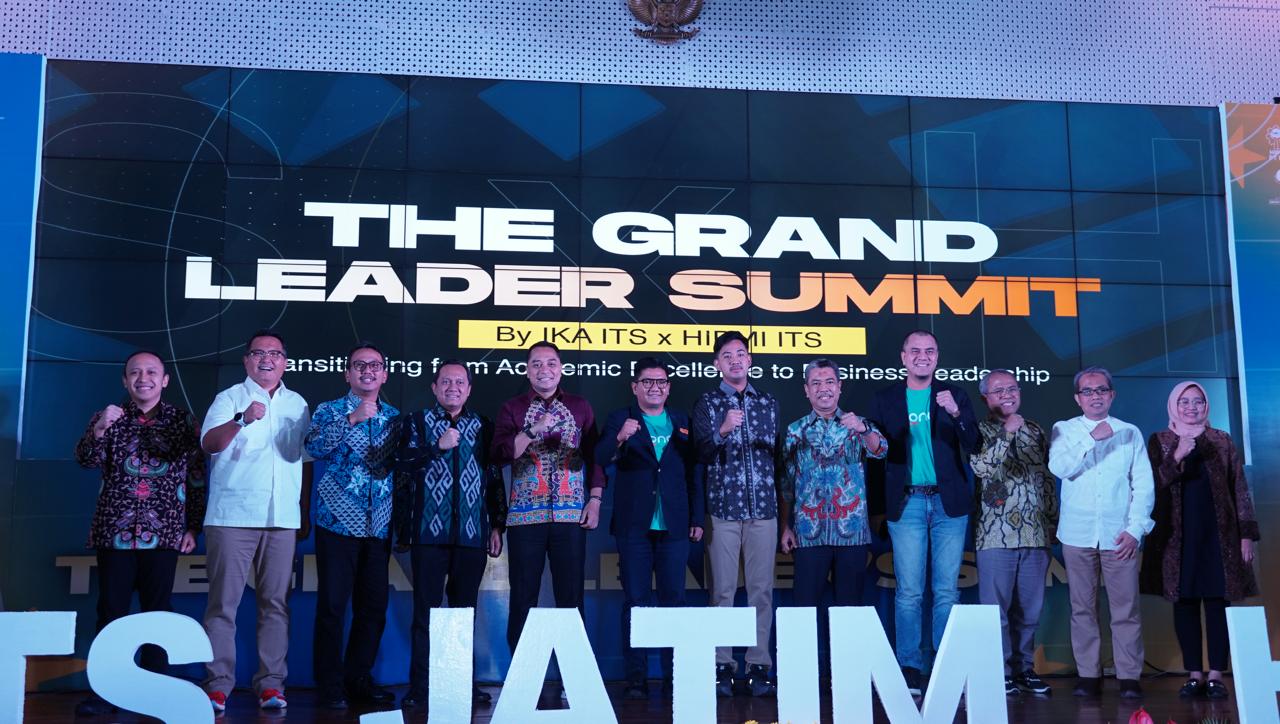 Muhammad Naufal Arsy Katon (keenam dari kanan) bersama jajaran tokoh ITS dan narasumber pada gelaran The Grand Leader Summit ITS yang digagasnya
