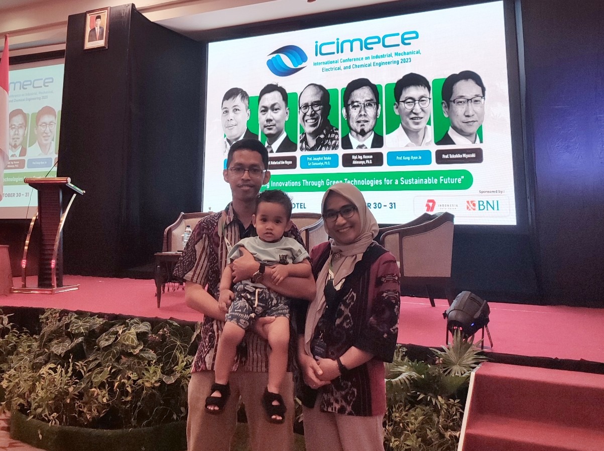 Pasangan Dr Benazir Imam Arif Muttaqin ST MT dan Dr Anindya Rachma Dwicahyani ST MT saat mengajak sang anak untuk menghadiri International Conference on Industrial, Mechanical, Electrical and Chemical Engineering (ICIMECE) 2023 di Lombok, NTB
