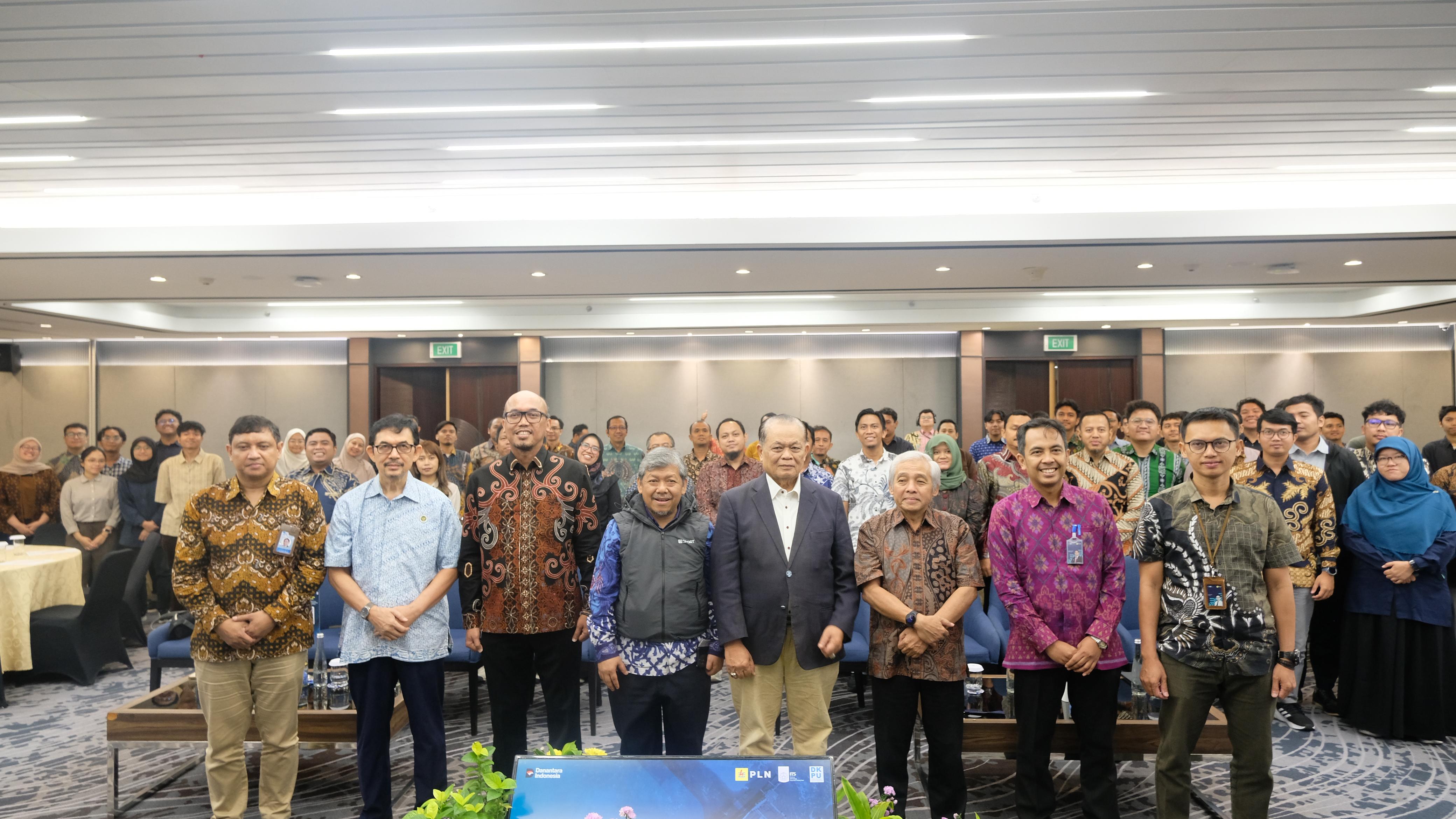 Prof Ir Mukhtasor MEng PhD (keempat dari kanan depan) bersama jajaran PLN Group, Dewan Energi Nasional, dan sivitas akademika ITS dalam kegiatan Diseminasi Pedoman Energi Laut