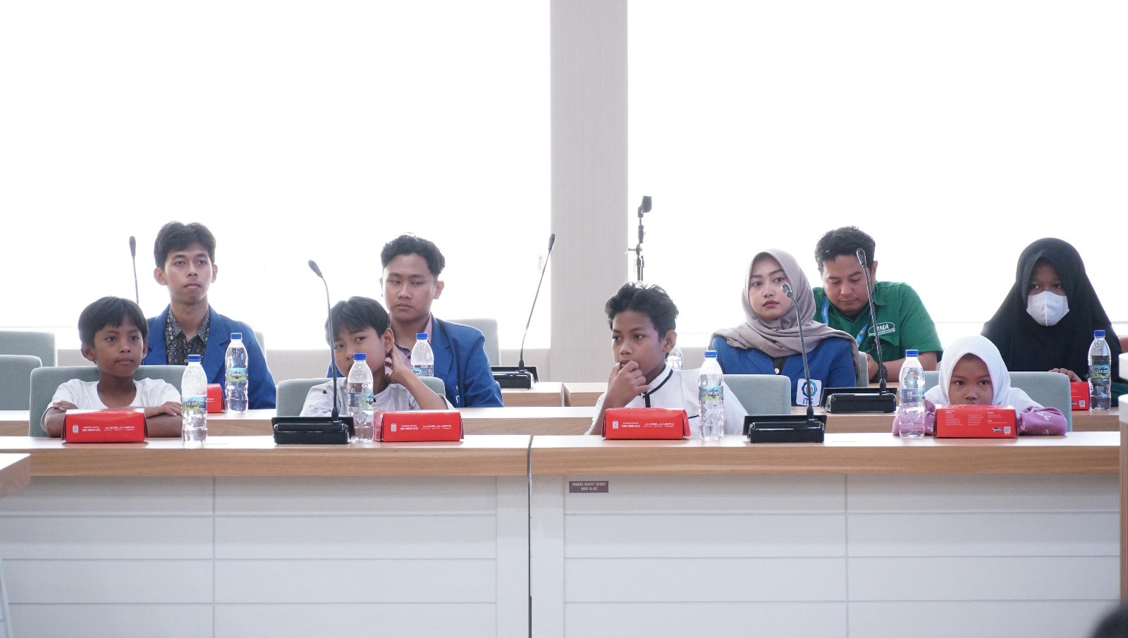 Para pelajar dan mahasiswa penerima beasiswa dari YMI - IKA ITS mengikuti seremoni serah terima beasiswa di Gedung Rektorat ITS