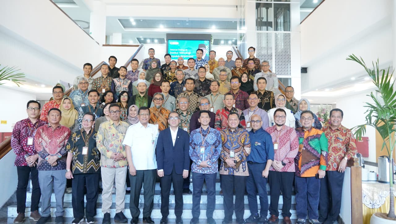 Para peserta Forum Wakil Rektor (Forwarek) Bidang Kerja Sama PTN - ISI se-Indonesia 2025 bersama Mendiktisaintek RI Prof Brian Yulianto PhD di Gedung Rektorat ITS