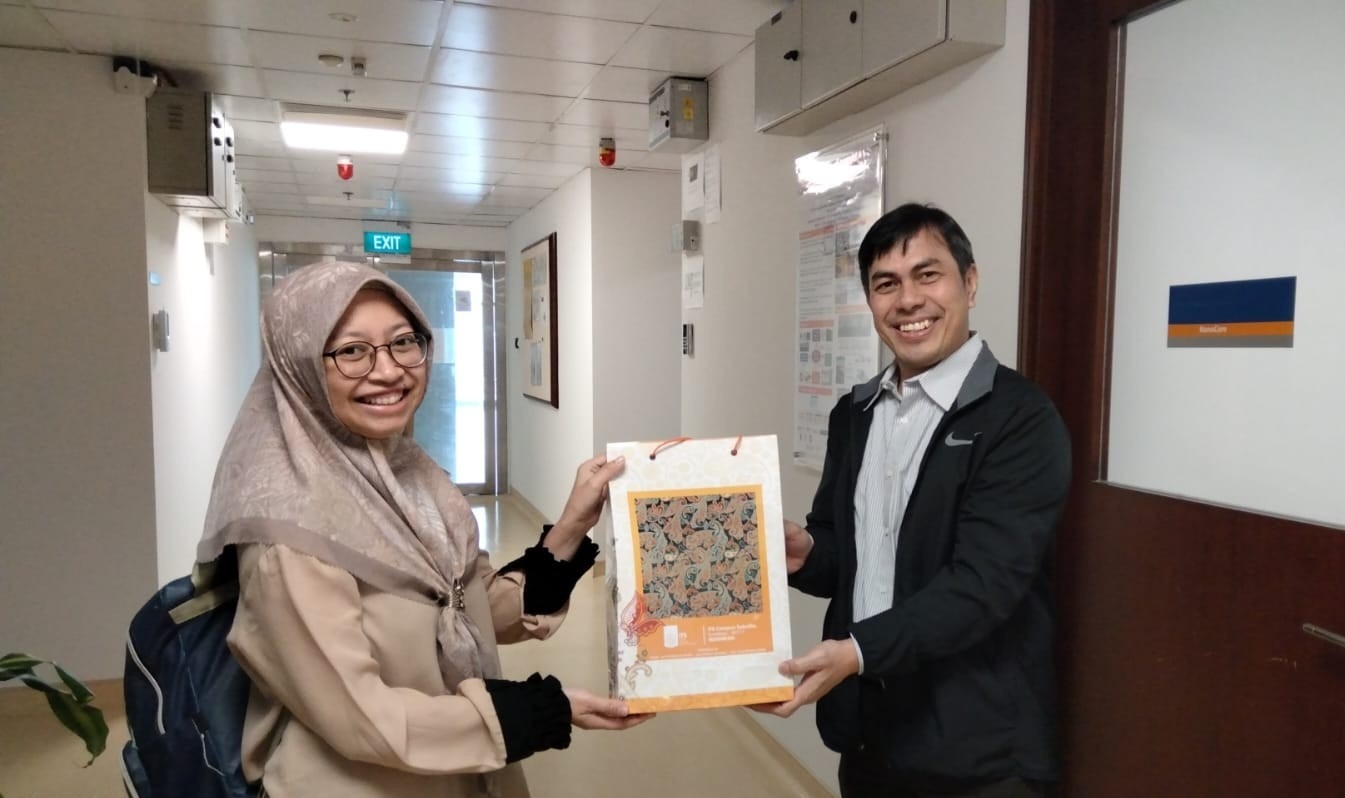 Prof Dr Yuly Kusumawati SSi MSi (kiri) saat melakukan kunjungan ke Quantum Material Design Laboratory, National University of Singapore (NUS)