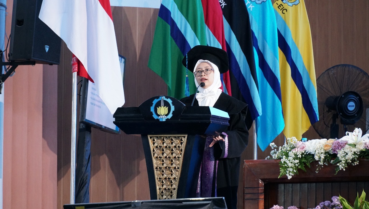 Prof Dr Yuly Kusumawati SSi MSi saat menyampaikan orasi ilmiahnya di Grha Sepuluh Nopember ITS saat Sidang Terbuka Pengukuhan Profesor ITS