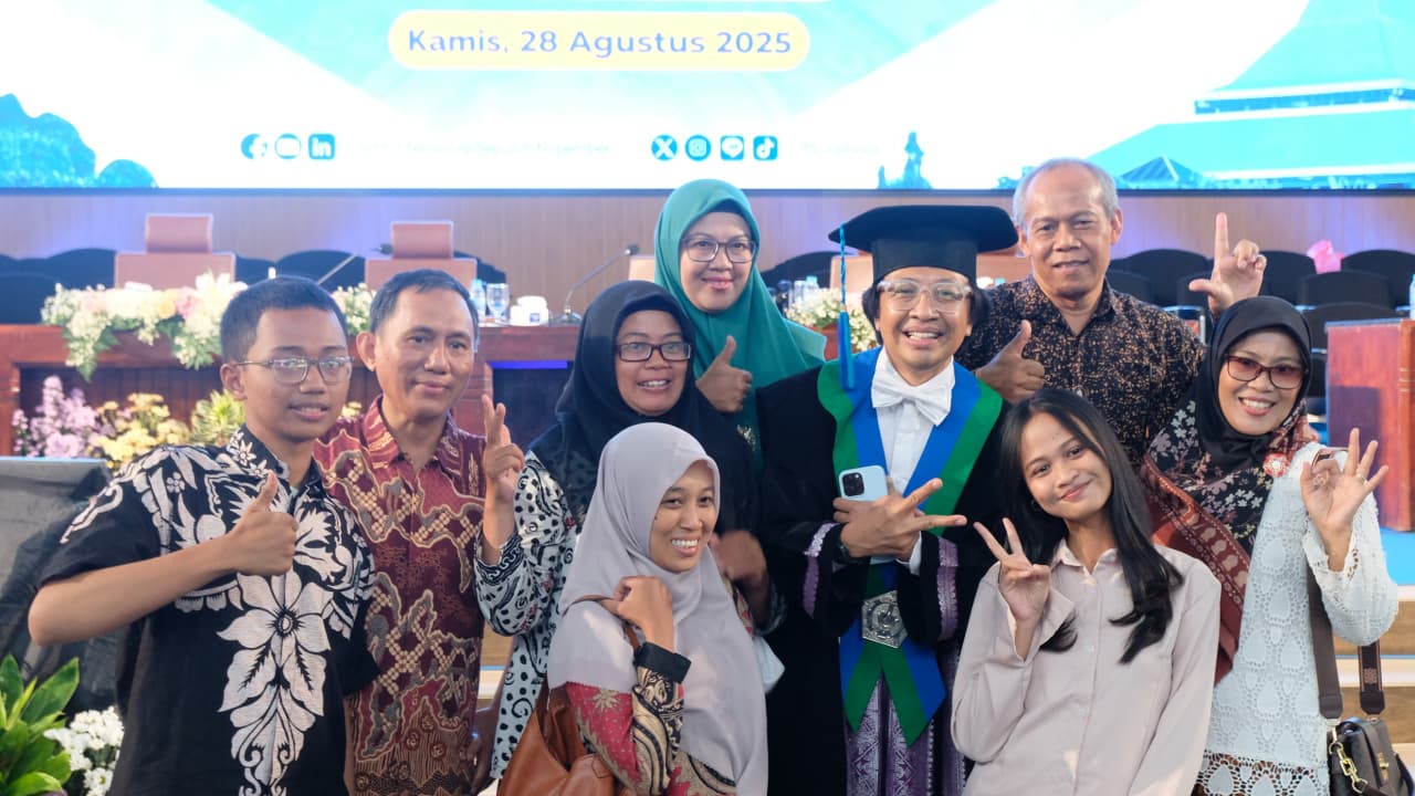 Prof Dr techn Endry Nugroho Prasetyo SSi MT bersama para mahasiswa bimbingannya usai dikukuhkan sebagai profesor ke-228 ITS