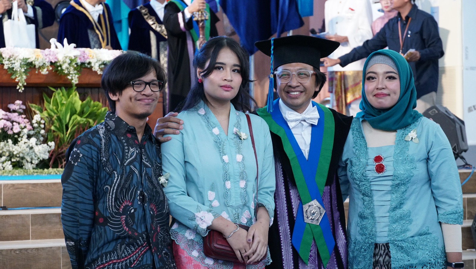 Prof Dr techn Endry Nugroho Prasetyo SSi MT bersama putra putrinya usai dikukuhkan sebagai profesor ke-228 ITS