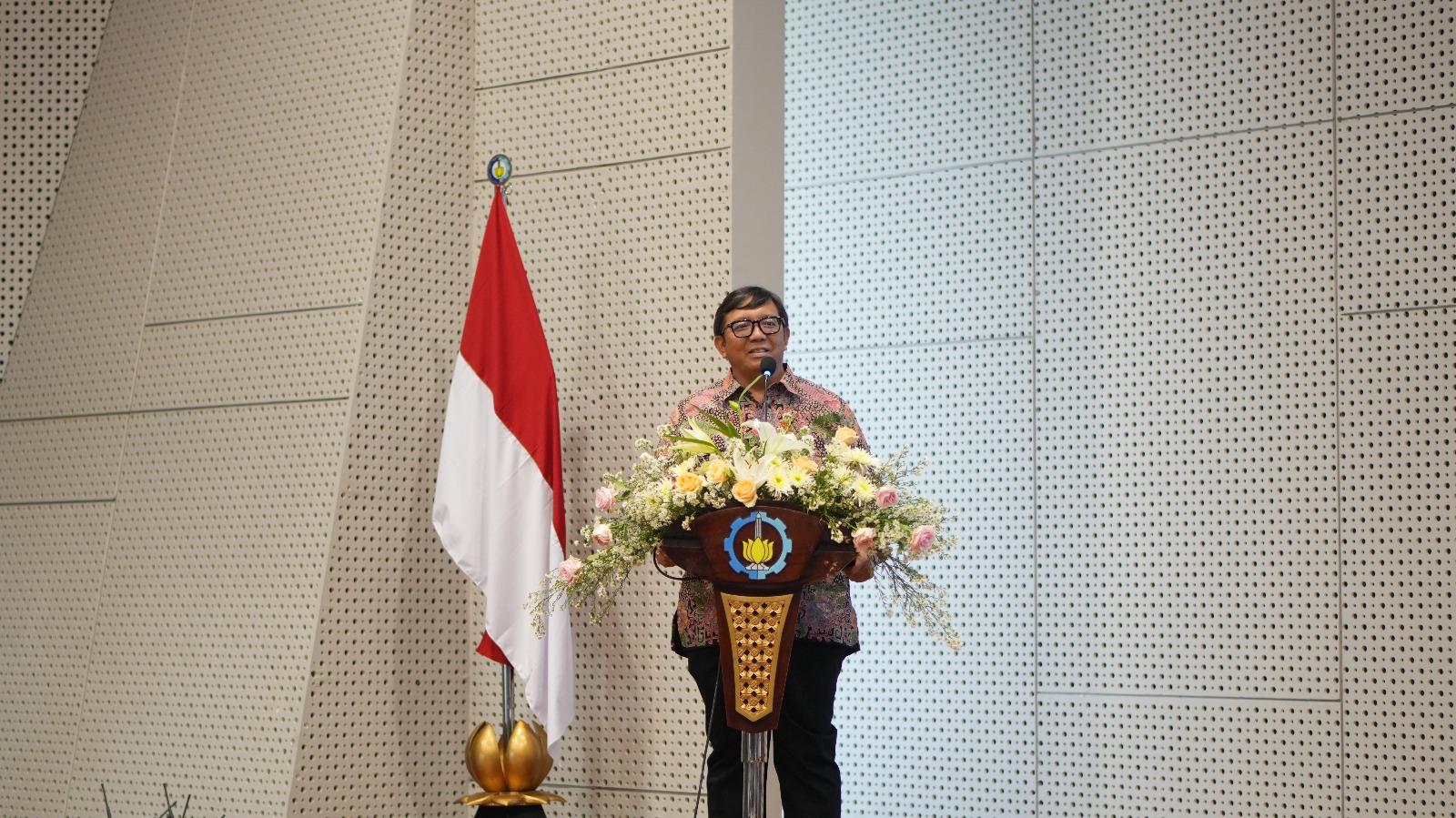 Prof Ir Haryo Dwito Armono PhD saat menyampaikan laporan pada gelaran Indonesian Port Marina Forum yang diselenggarakan di Auditorium Gedung Research Centre ITS