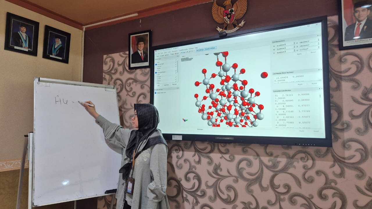 Profesor ke-230 ITS Prof Dr Yuly Kusumawati SSi MSi sedang menjelaskan cara kerja interaksi sebuah molekul