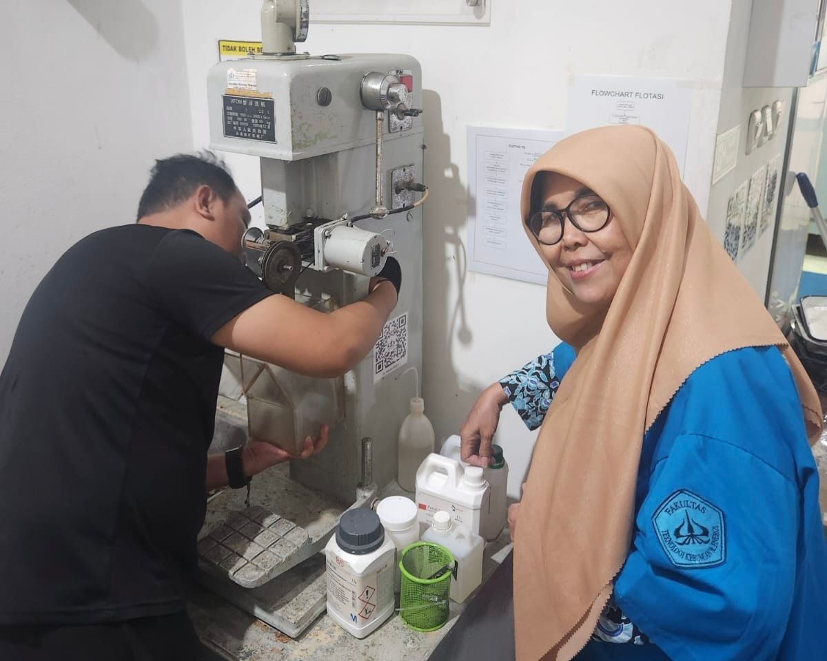Proses riset disertasi yang dilakukan Dr Dra Wiwik Dahani MT (kanan) di laboratorium Universitas Trisakti, Jakarta