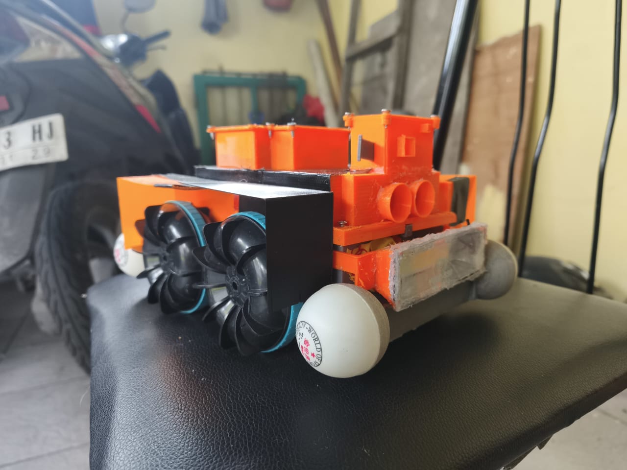 Prototipe RoboGo, robot karya mahasiswa ITS yang dapat mendeteksi sumbatan zaluran air di gorong-gorong