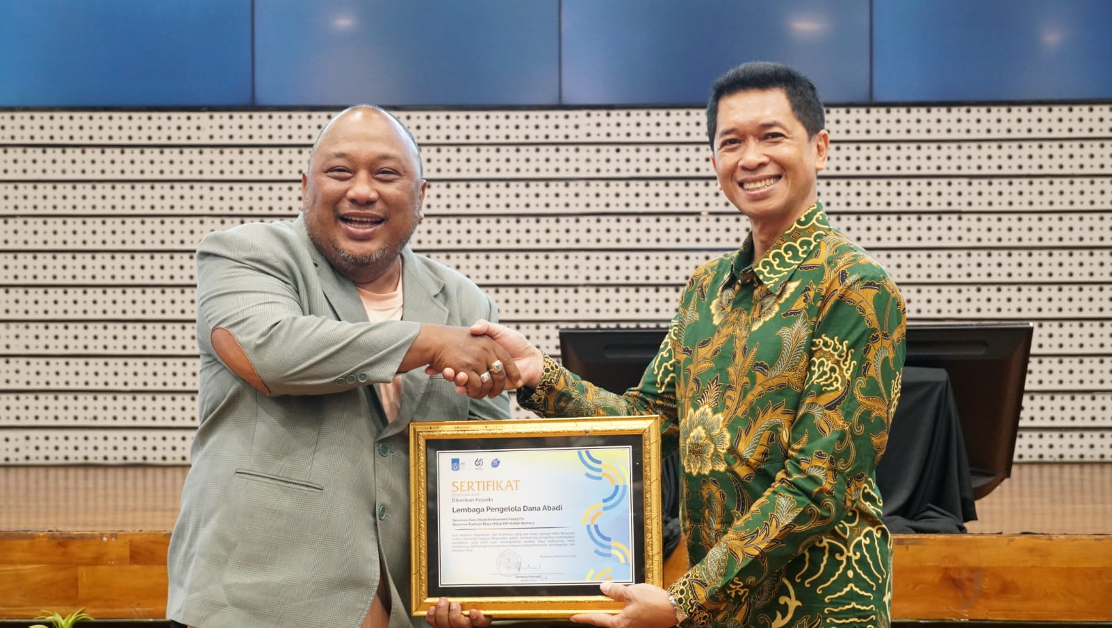 Rektor ITS Prof Dr (HC) Ir Bambang Pramujati ST MSc Eng PhD (kanan) menyerahkan sertifikat ke Direktur Lembaga Pengelola Dana Abadi (LPDA) ITS Dr Eng Kriyo Sambodho ST MEng sebagai salah satu mitra pemberi beasiswa
