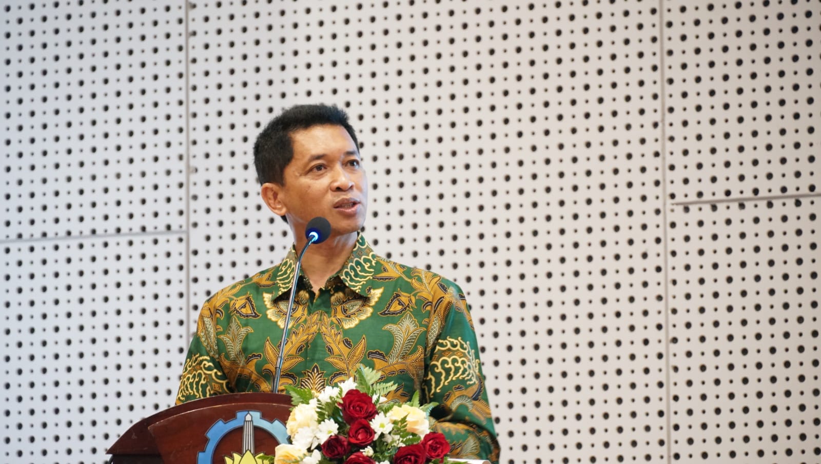 Rektor ITS Prof Dr (HC) Ir Bambang Pramujati ST MSc Eng PhD saat menyampaikan sambutan pembukaan pada kegiatan Forum Future Leader 2025 di Auditorium Gedung Research Center ITS