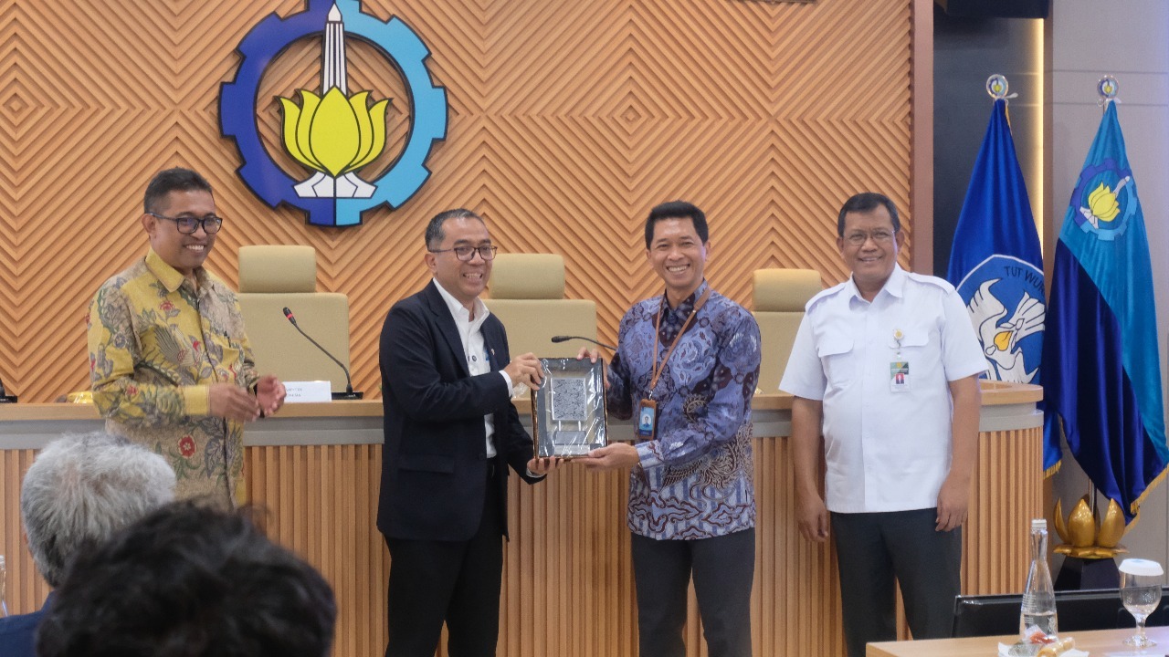 Rektor ITS Prof Dr (HC) Ir Bambang Pramujati ST MScEng PhD (dua dari kanan) menyerahkan cinderamata kepada Mendiktisaintek RI Prof Brian Yuliarto PhD (dua dari kiri)