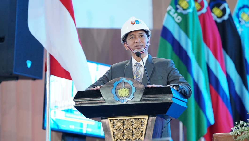 Rektor ITS Prof Dr (HC) Ir Bambang Pramujati ST MScEng PhD saat memberikan sambutan pada Pelantikan Insinyur PSPPI ITS yang dihelat di Grha Sepuluh Nopember ITS