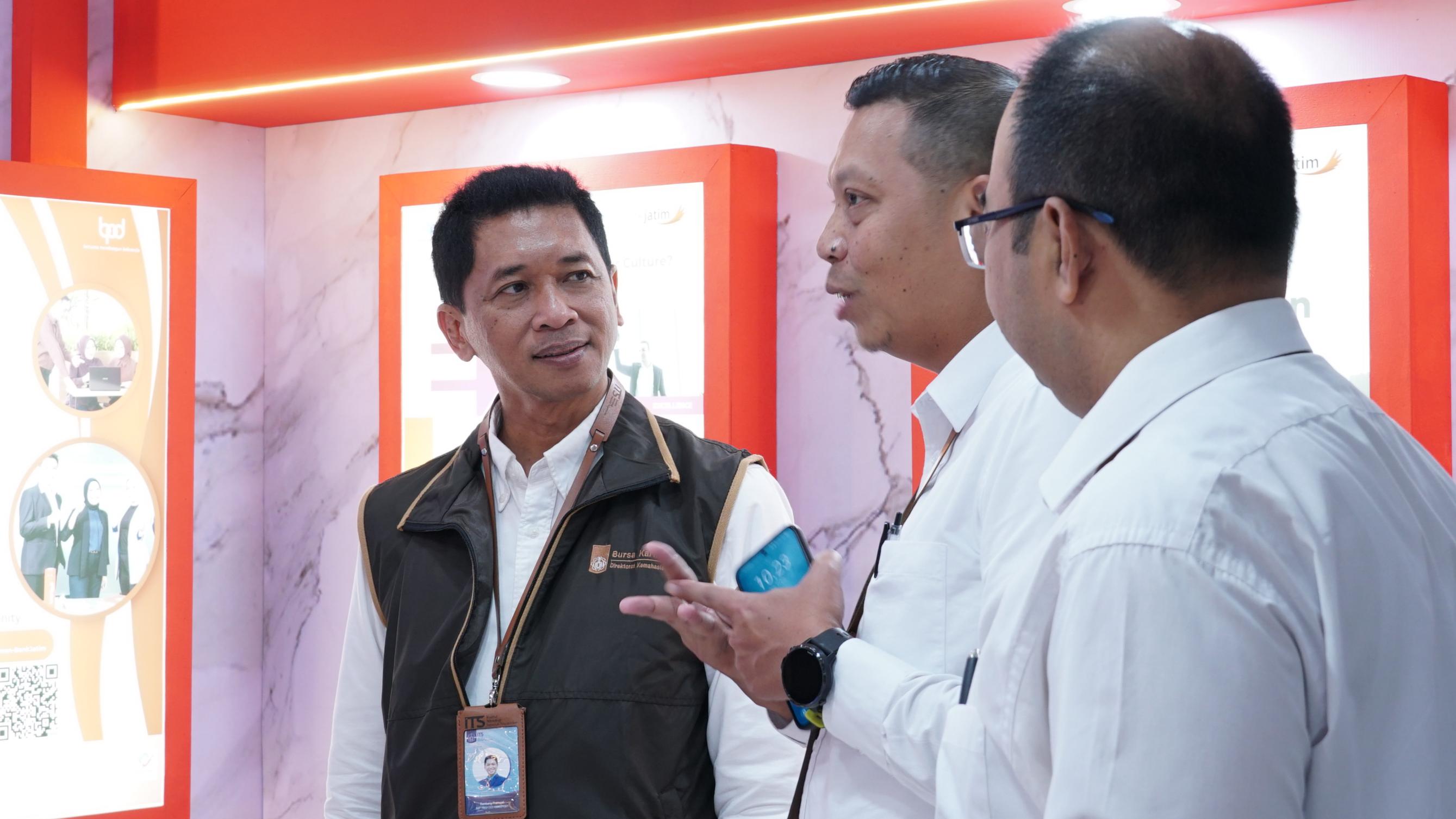 Rektor ITS Prof Dr (HC) Ir Bambang Pramujati ST MScEng PhD saat mengunjungi salah satu stan perusahaan mitra Bursa Karir ITS (BKI) ke-45