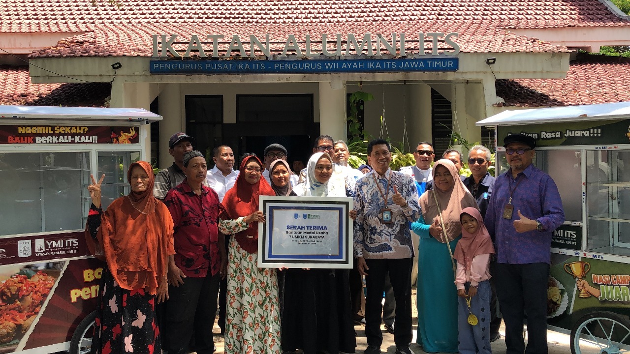 Rektor ITS Prof Ir Bambang Pramujati ST MSc Eng PhD (berbatik putih biru) saat serah terima bantuan modal usaha secara simbolis di Kantor Sekretariat IKA ITS di Kampus ITS