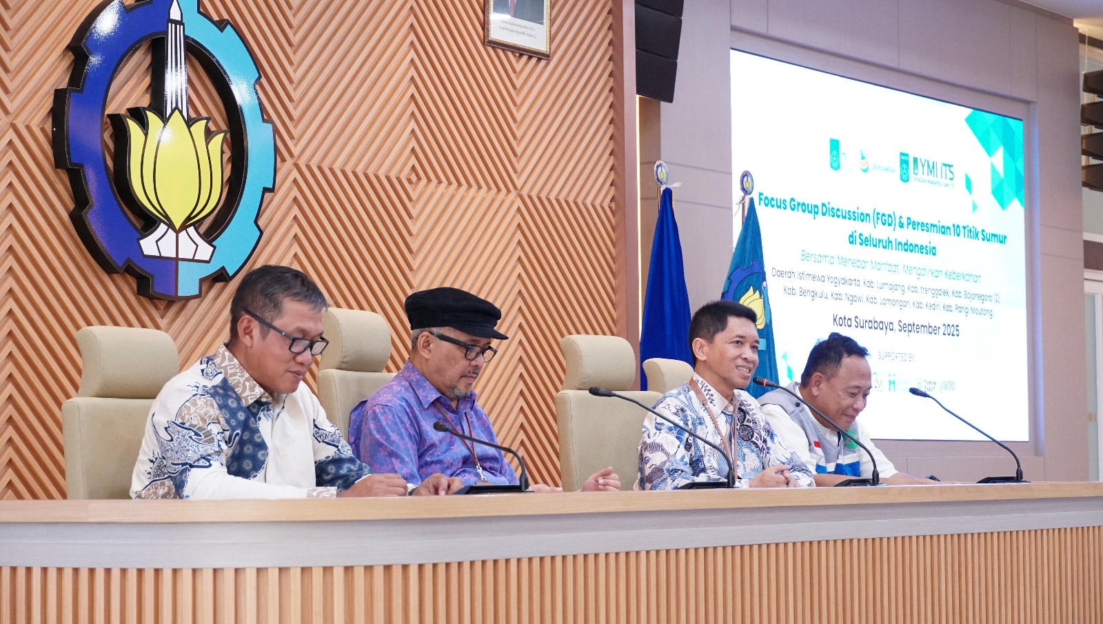 Rektor ITS Prof Ir Bambang Pramujati ST MSc Eng PhD (dua dari kanan) beri sambutan saat Serah Terima Beasiswa YMI - IKA ITS