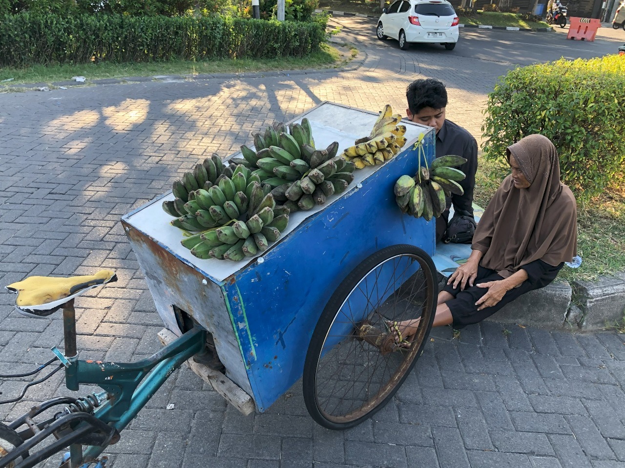 Salah satu perwakilan YMI ITS (kiri) ketika menemui salah satu pelaku UMKM di kawasan Gebang, Surabaya untuk melakukan survei