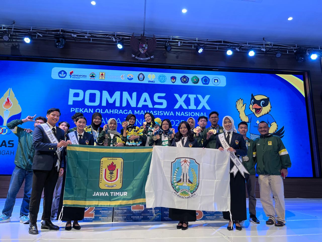 Salwa Nadia Maharani bersama seluruh kontingen Jawa Timur untuk cabang olahraga catur di Pomnas XIX 2025