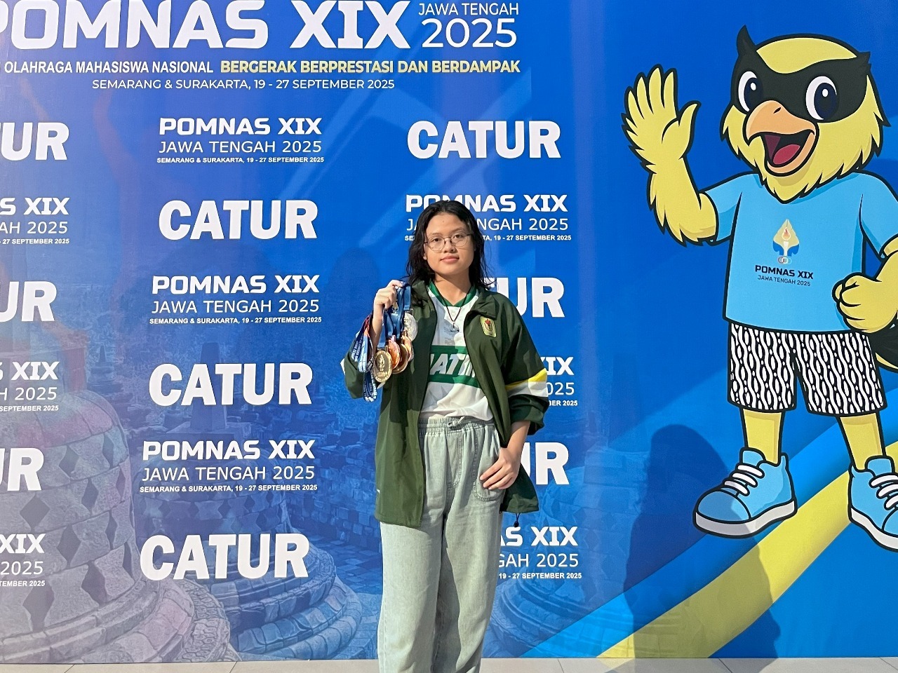 Salwa Nadia Maharani menunjukkan kelima medali yang berhasil diraihnya dalam Pomnas XIX 2025 di Universitas PGRI Semarang