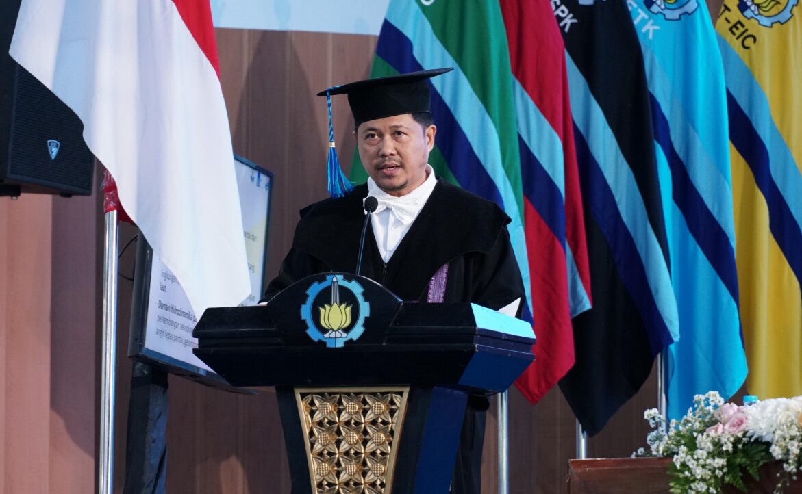 Prof Dr Eng Muhammad Zikra ST MSc memaparkan hasil penelitiannya dalam orasi ilmiah pengukuhannya sebagai Profesor ke-229 ITS