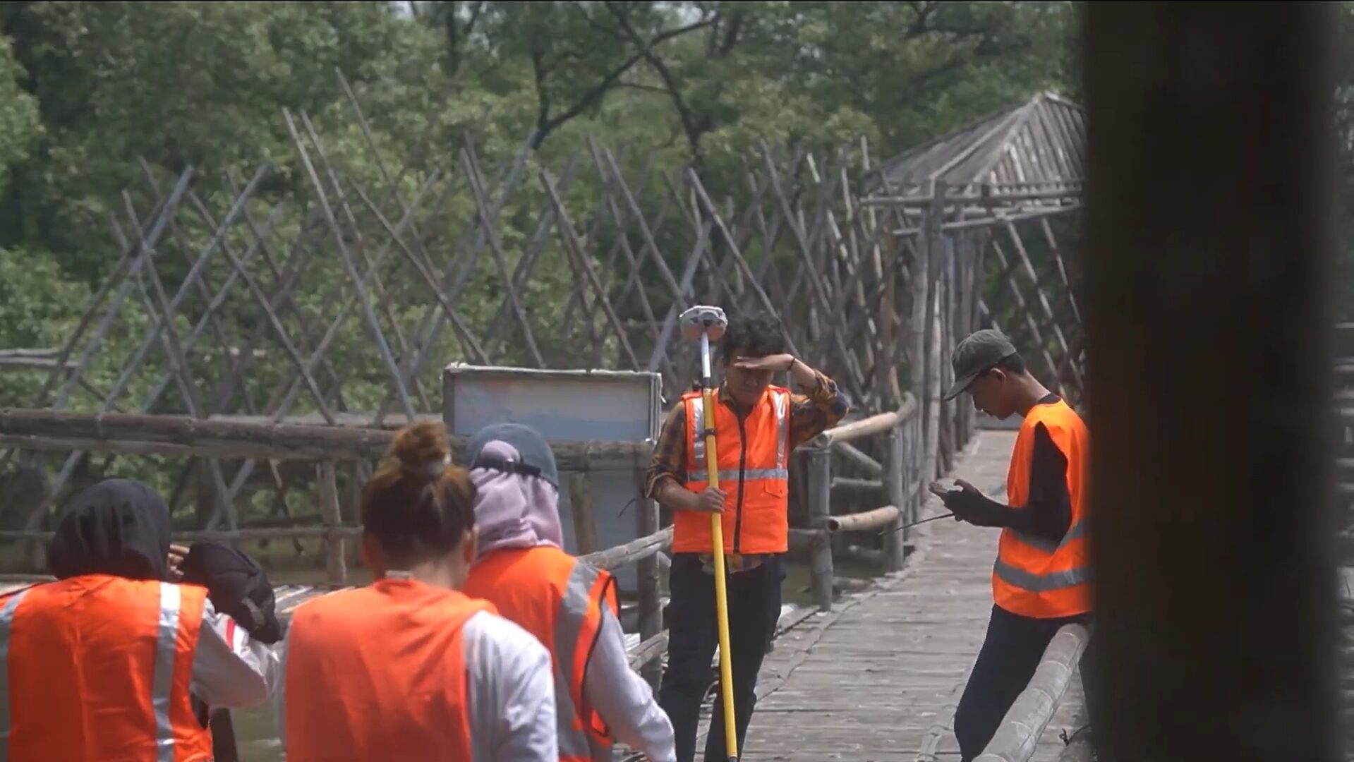 Mahasiswa Geomatika ITS saat mengecek lahan untuk melakukan pemetaan dengan alat GNSS RTK di garis pantai mangrove