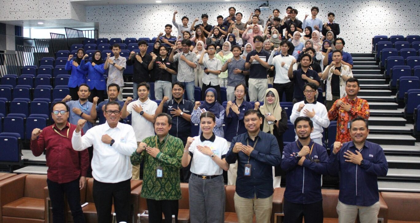 Pihak ITS dan AESI bersama audiens kuliah umum bertajuk Tantangan, Strategi, dan Kesuksesan dalam Dunia Energi yang dilaksanakan bersamaan dengan penandatanganan MoU di Auditorium Research Center ITS