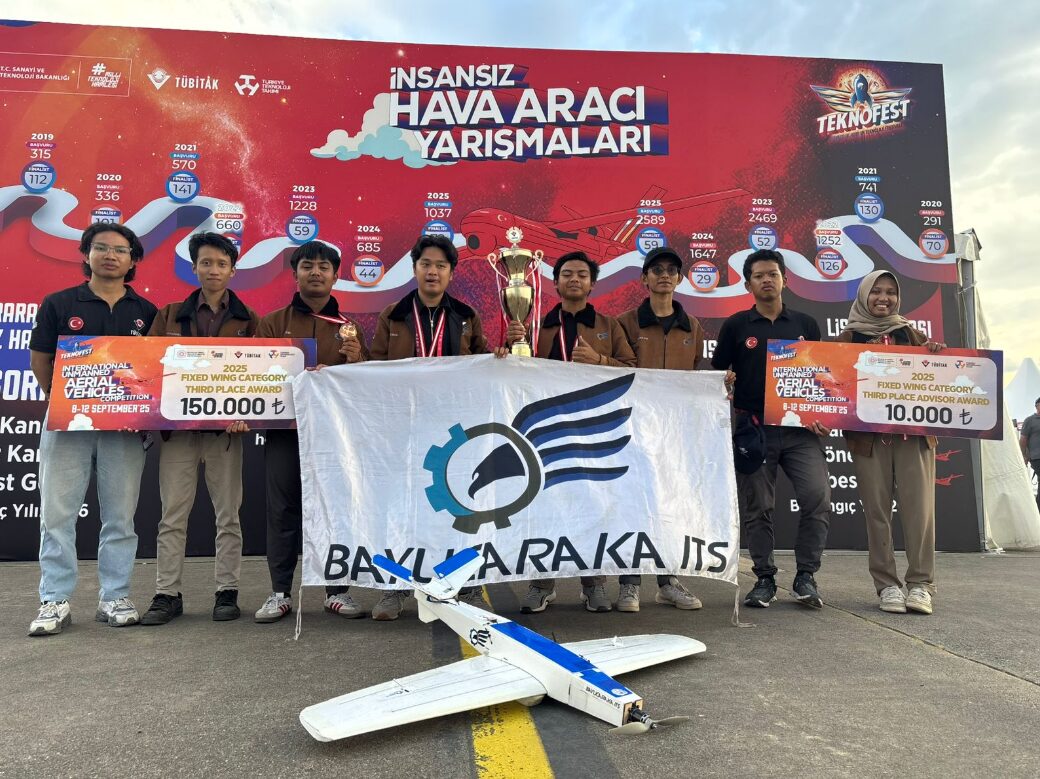 Tim Bayucaraka ITS sukses menyabet gelar Juara 3 kategori Fixed Wing dengan mengalahkan 131 tim negara lain di Teknofest 2025, Turki
