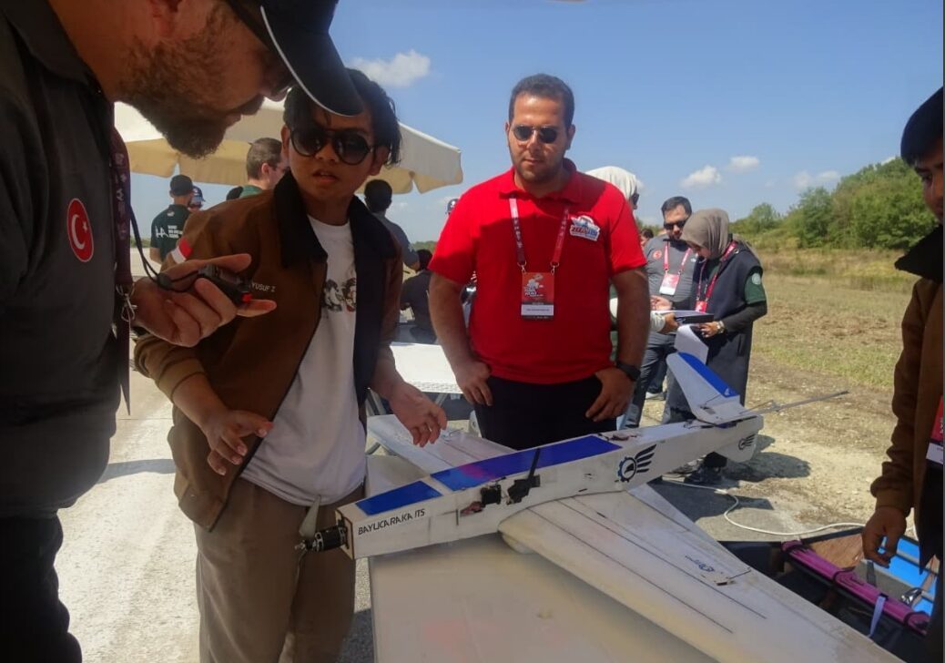 Tim Bayucaraka ITS saat mempersiapkan pesawat tanpa awaknya untuk berlaga di ajang Teknofest di Koaceli, Turki