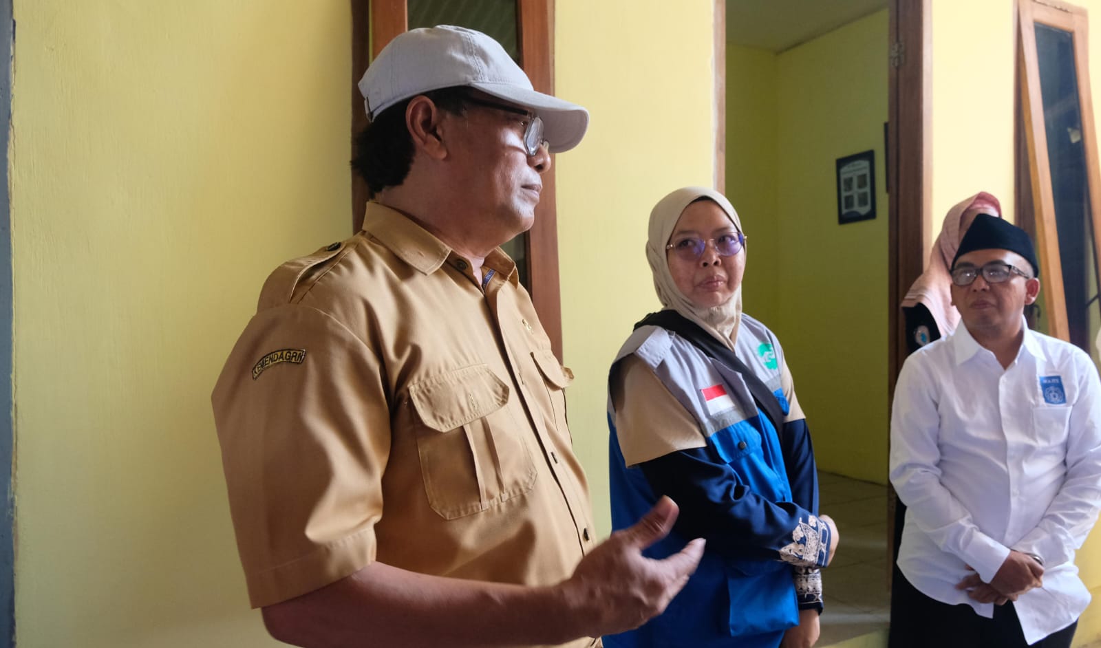 Sekretaris Kelurahan Keputih Anang Purwanto (kiri) menyampaikan sambutan pada peresmian hasil bedah rumah tidak layak huni milik salah satu warganya oleh YMI dan IKA ITS