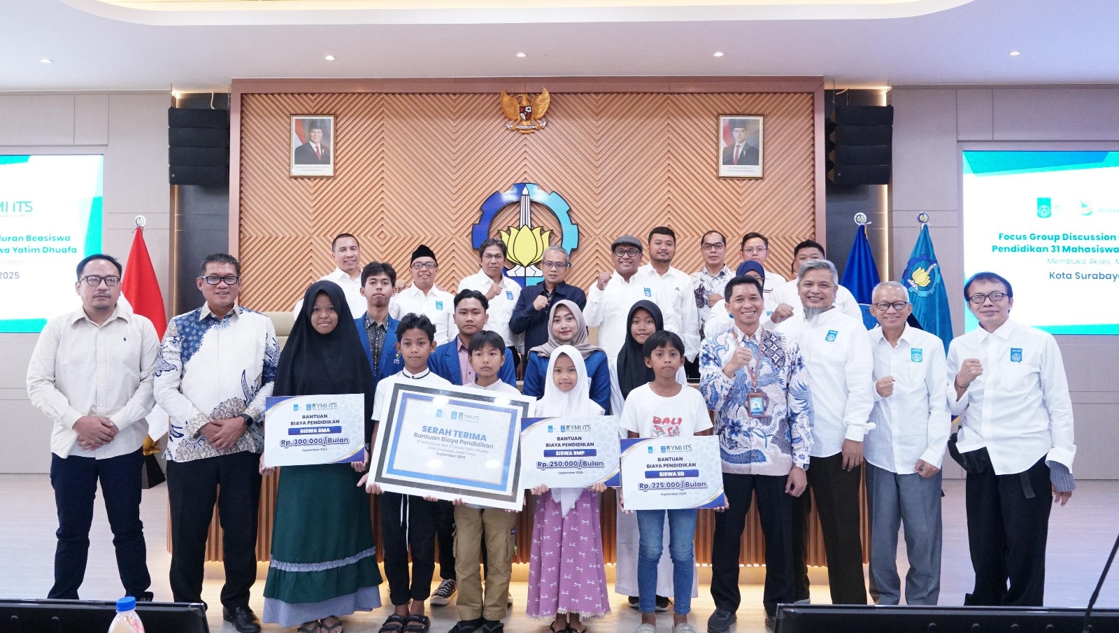 Serah Terima Beasiswa dari YMI - IKA ITS kepada pelajar sekitar kampus ITS dan mahasiswa ITS