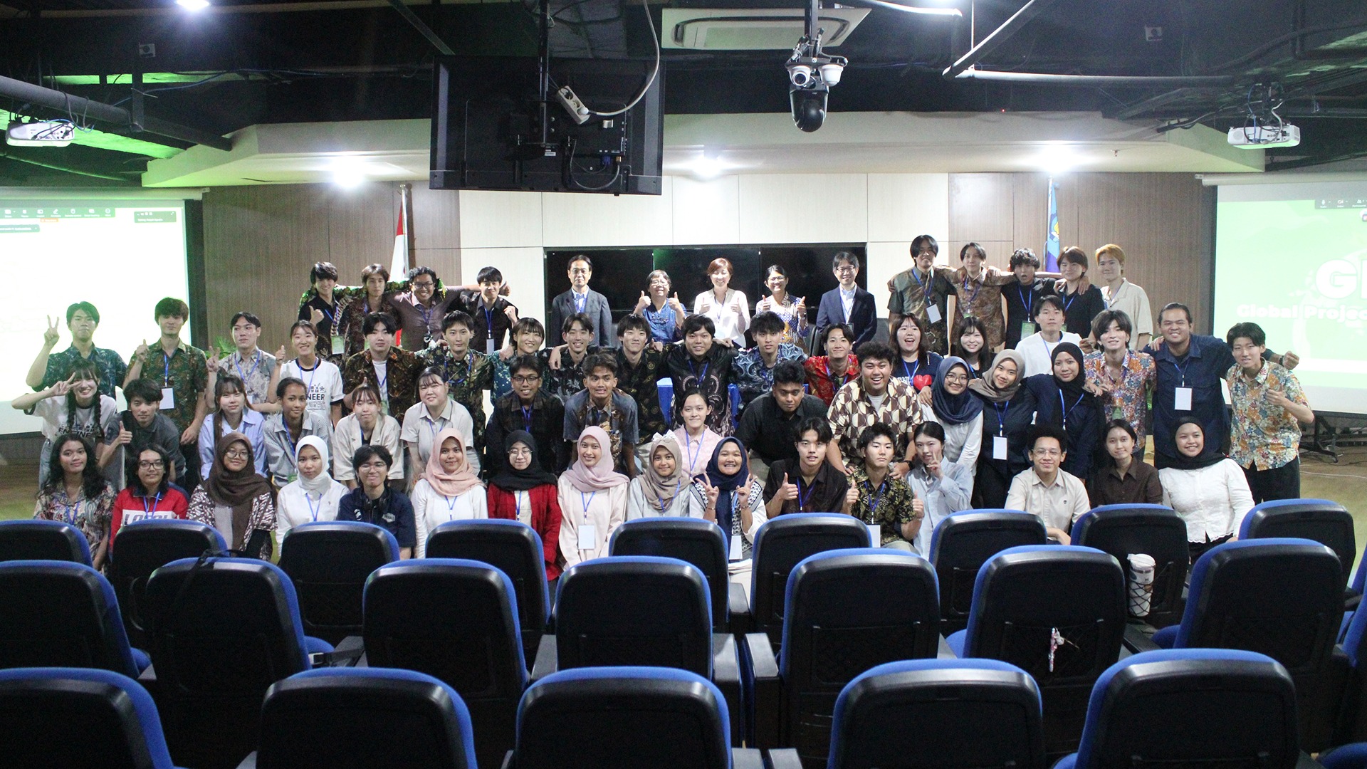 Para peserta Global Project-based Learning (GPbL) dari ITS, SIT, dan Nihon University saat acara penutupan di Auditorium Sinar Mas, DTSI ITS