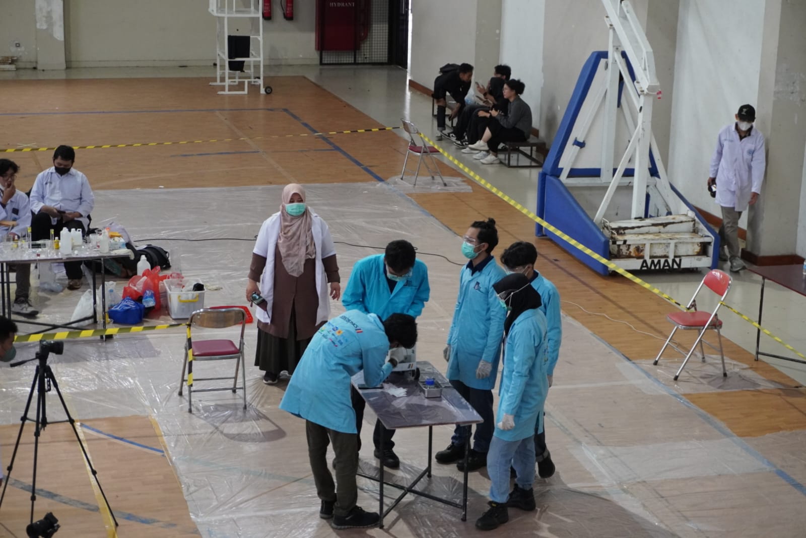 Tim Spektronics ITS (berbaju biru) ketika menyiapkan mobil SP28 pada kompetisi kategori Race Competition