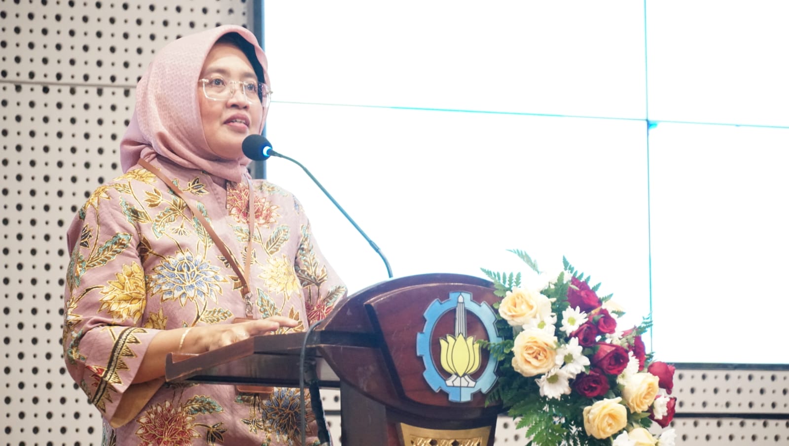 Wakil Rektor I ITS Prof Nurul Widiastuti SS MSi PhD turut menyampaikan sambutannya pada kegiatan Forum Future Leader 2025 di Auditorium Gedung Research Center ITS