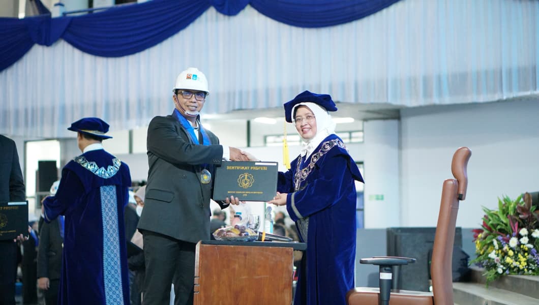 Wakil Rektor I ITS Prof Nurul Widiastuti SSi MSi PhD (kanan) mewakili Rektor ITS menyerahkan sertifikat profesi kepada salah satu lulusan PSPPI ITS yang dilantik sebagai insinyur