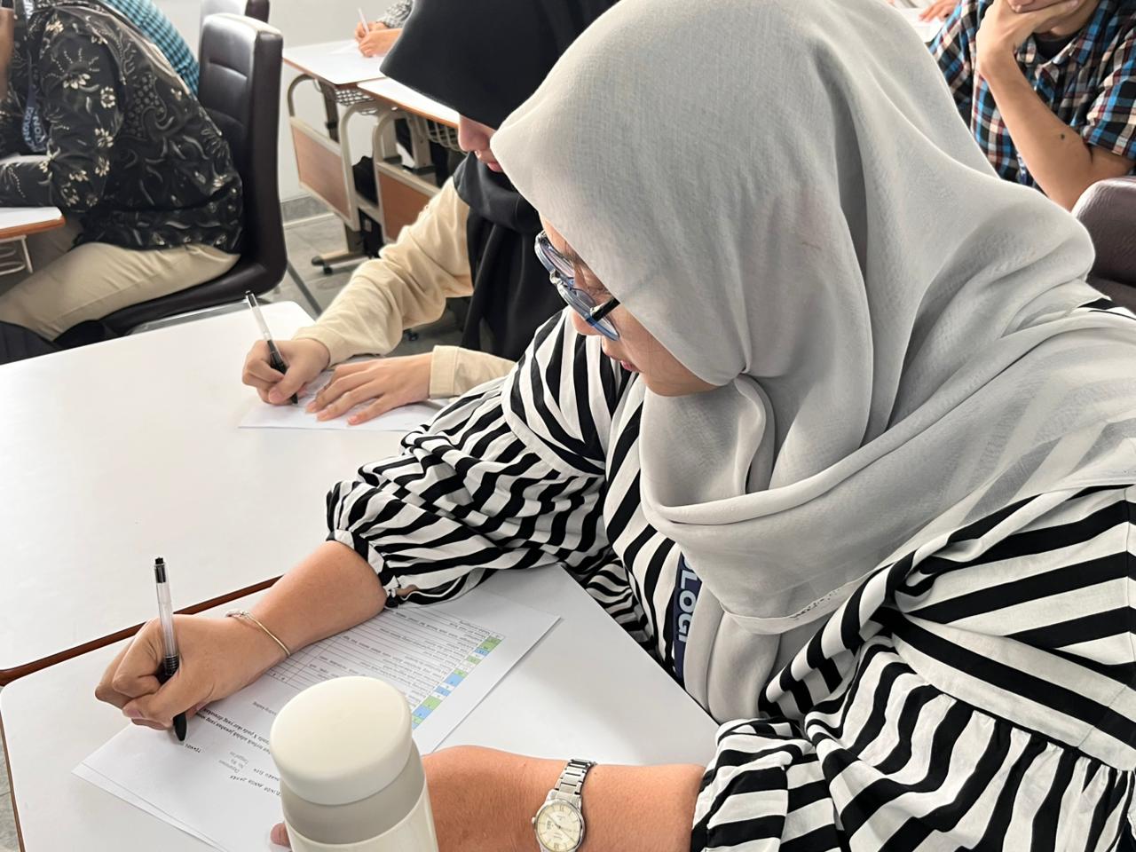 Mahasiswa Departemen Teknologi Informasi ITS saat mengerjakan soal screening mental health