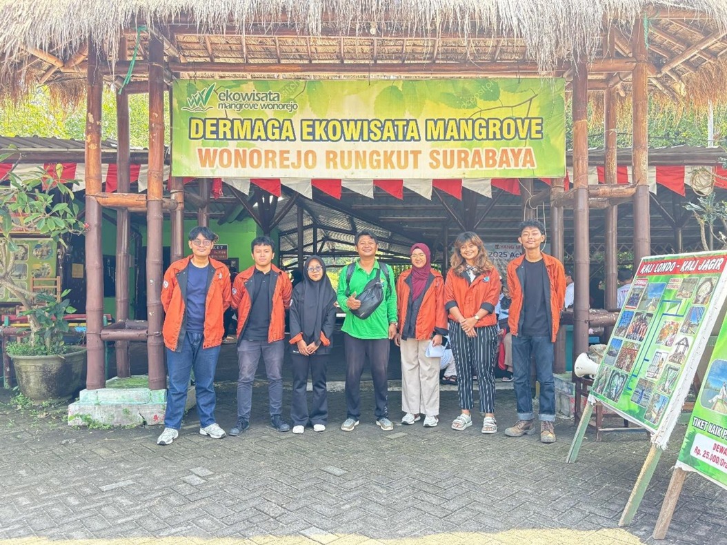 Mahasiswa Geomatika ITS saat berkunjung di Wisata Mangrove Wonorejo, Surabaya