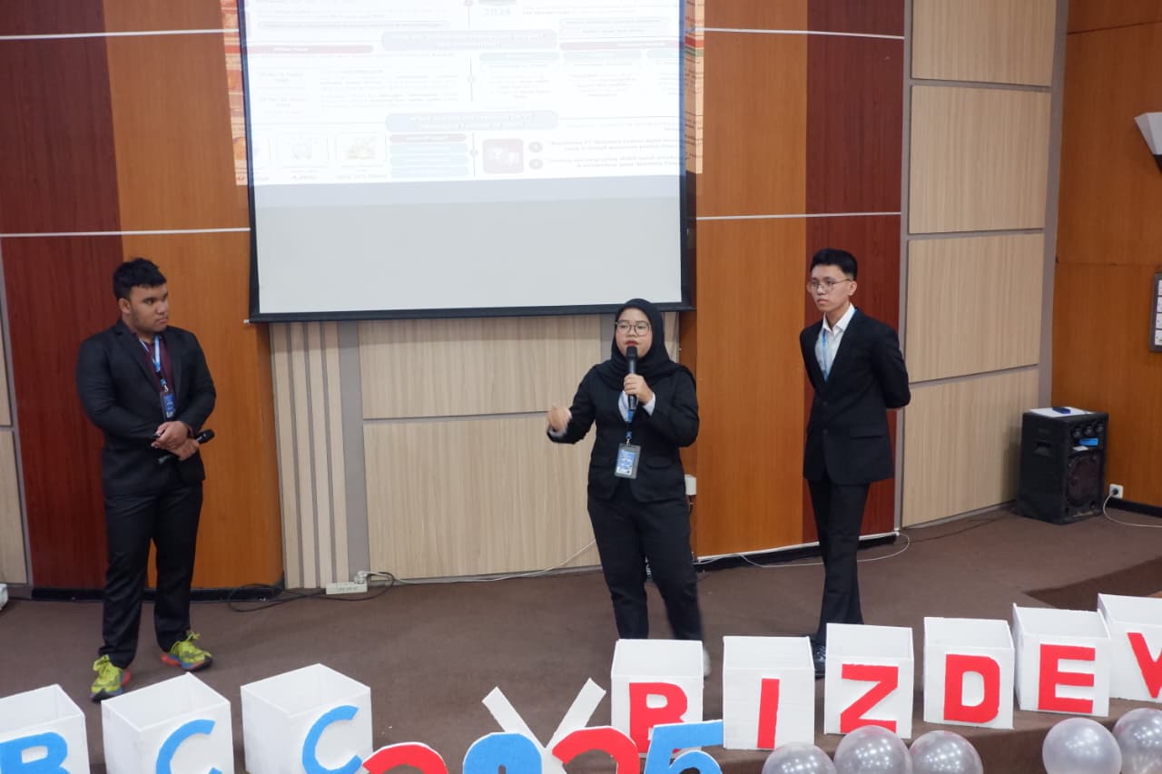 Tim KonsultanITS melakukan presentasi studi kasus bisnis 