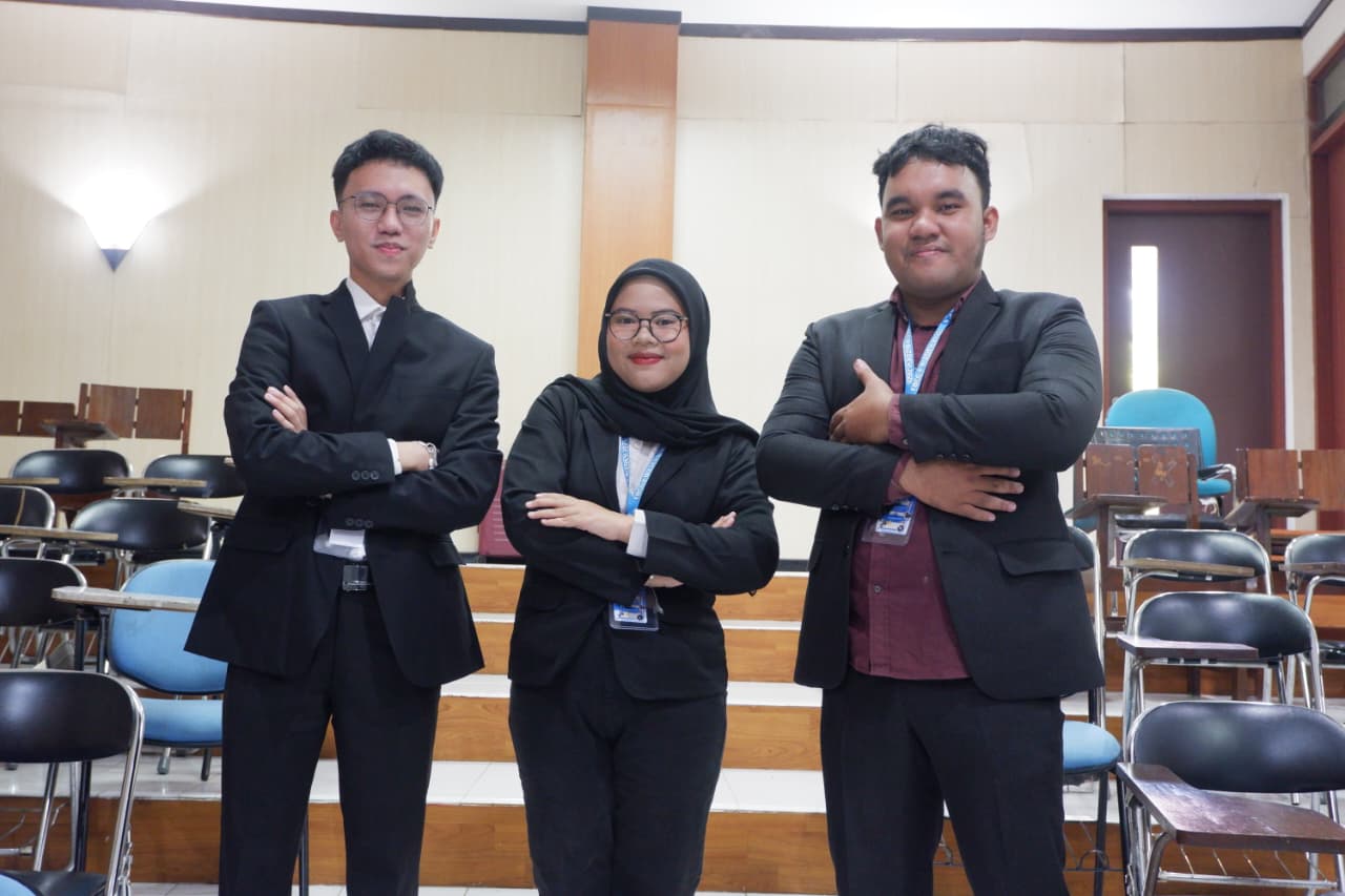 (dari kiri) Michael Jonathan Fritzi Zalukhu, Shafa Annisa Ramadhani, dan Anugerah Pratama Manurung memenangkan FTIRS Business Case Competition 2025