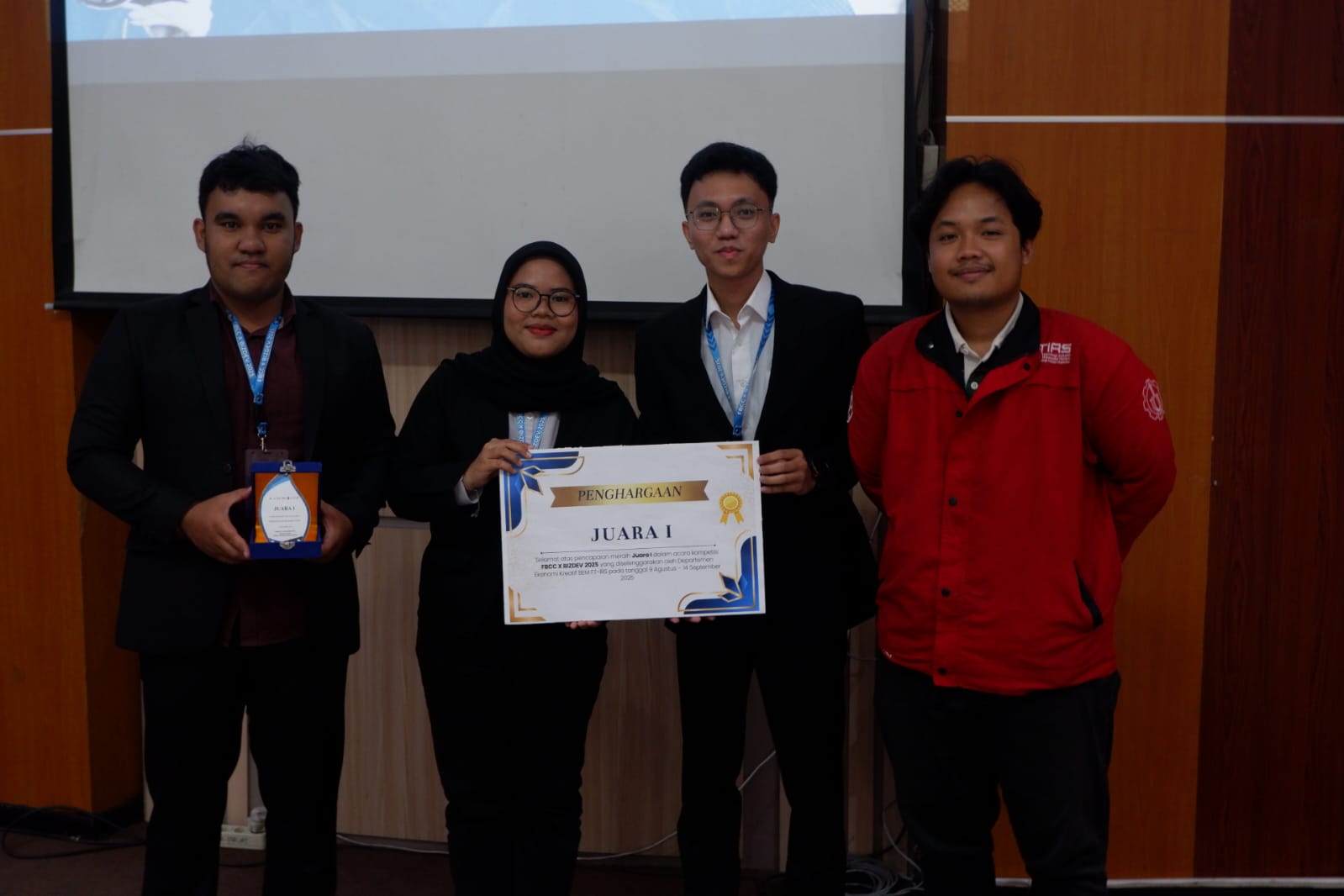 Tim KonsultanITS saat menerima penghargaan FBCC 2025